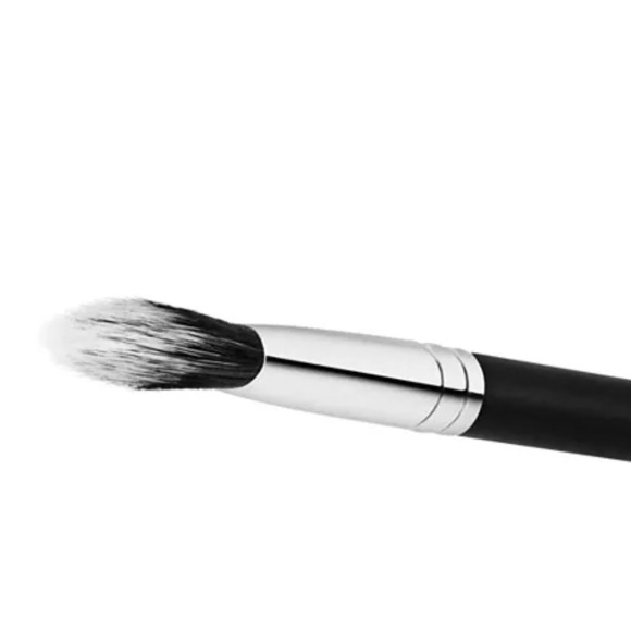 MAC 132 Duo Fibre Foundation Brush - Picture 3 of 4